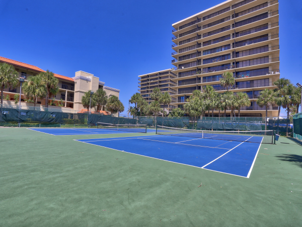 Luxurious Bayfront Condo Steps to beach